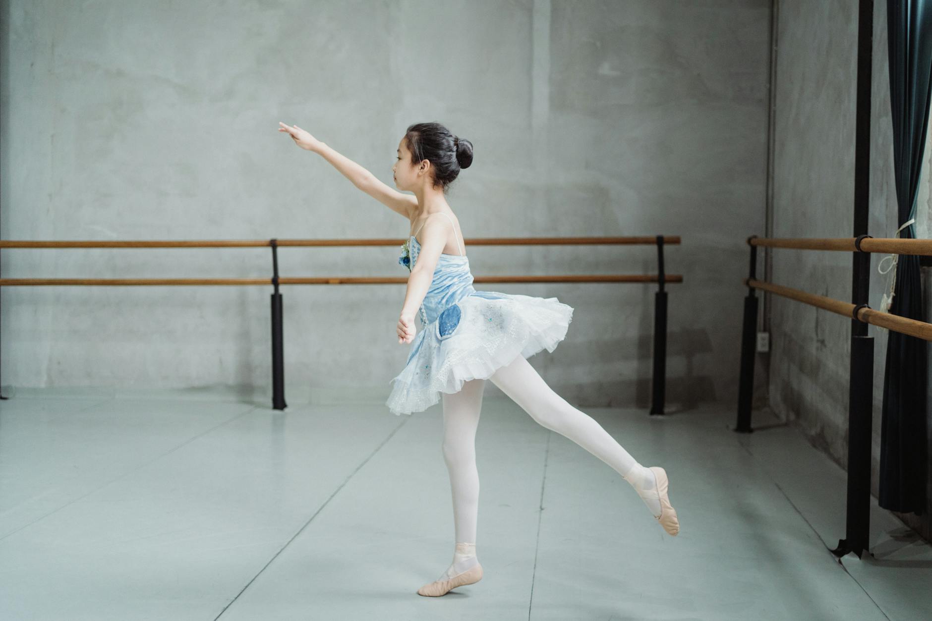 Ballerina übt Choreografie In Einem Geräumigen Studio